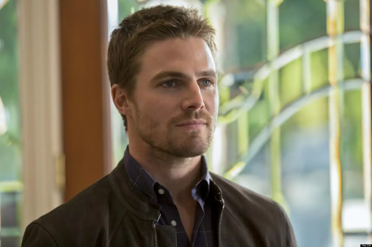 Stephen Amell פון די "אַראָוז" האָט געענטפערט מיט וועמען די קוו אַקטיאָרס ליב צו אַרבעטן אין קראָסאָוווערז