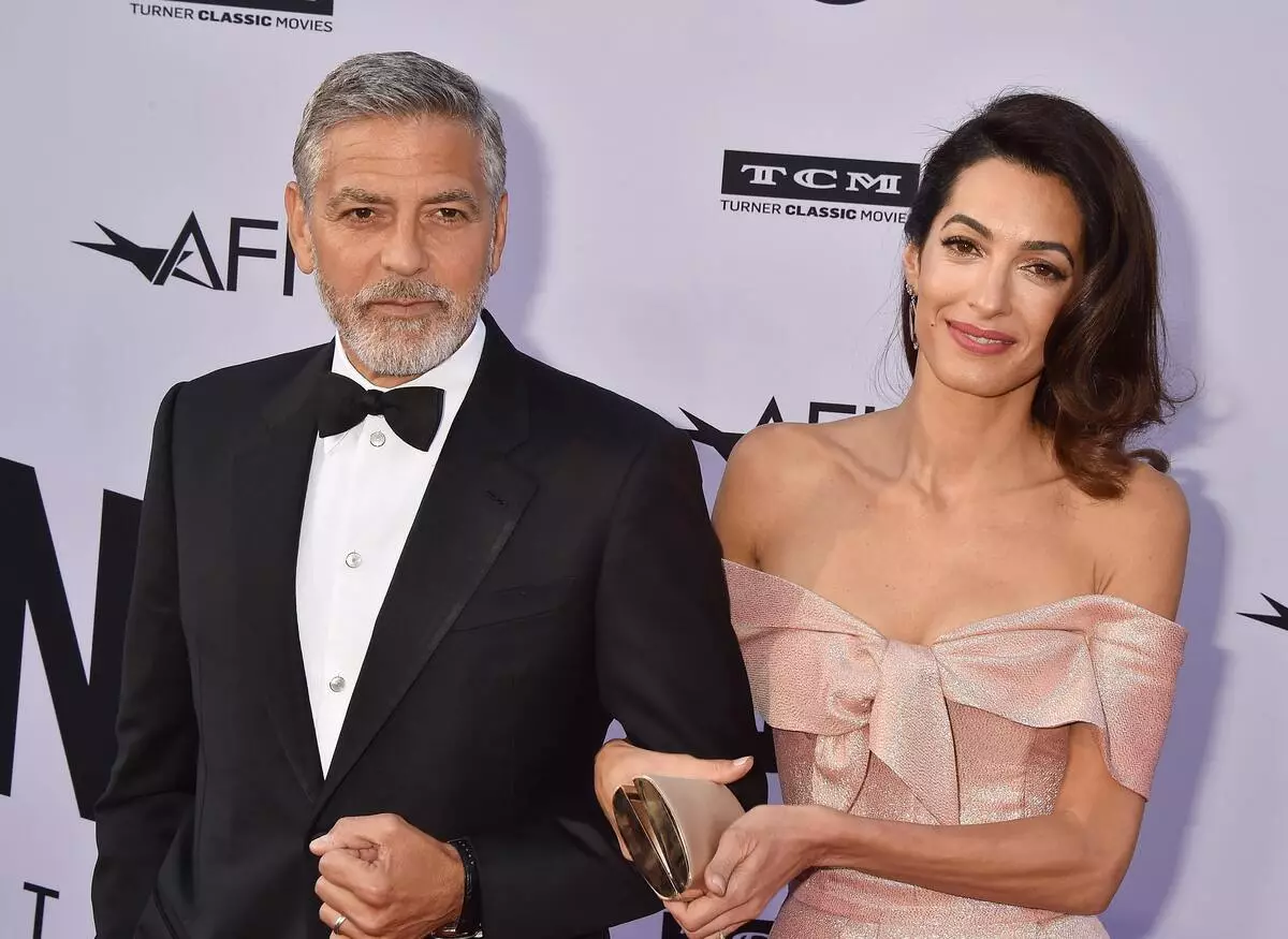 Nagsalita si George Clooney tungkol sa isang kasiya-siyang reaksyon sa pagbubuntis ni Amal Gemini: "Kaagad dalawa?!"