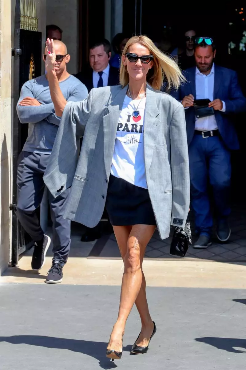 Celine Dion, Parisdə bir ictimai çıxış zamanı 