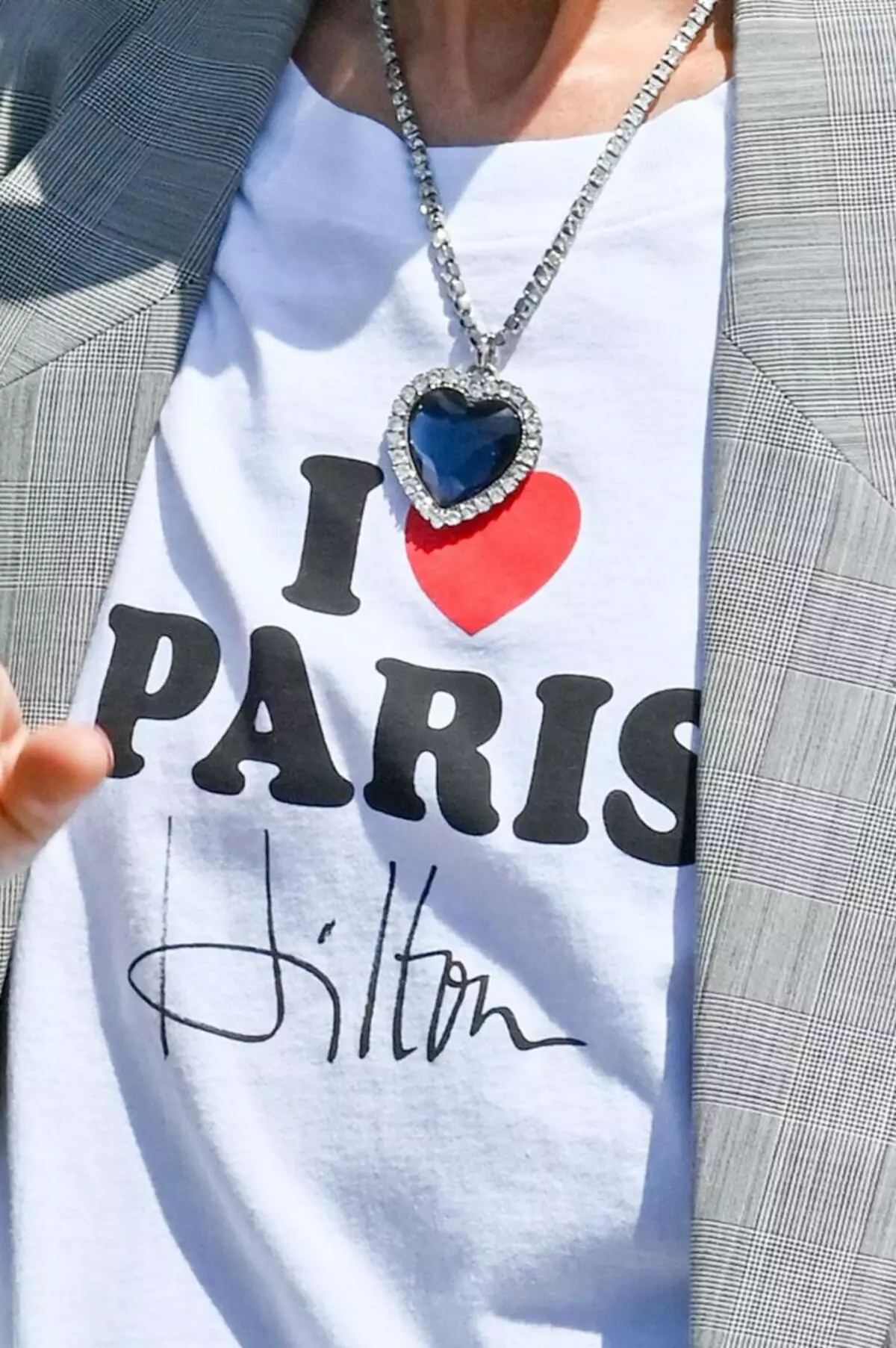 Селин Дион Парис дахь олон нийтийн гарах гарцын үеэр 
