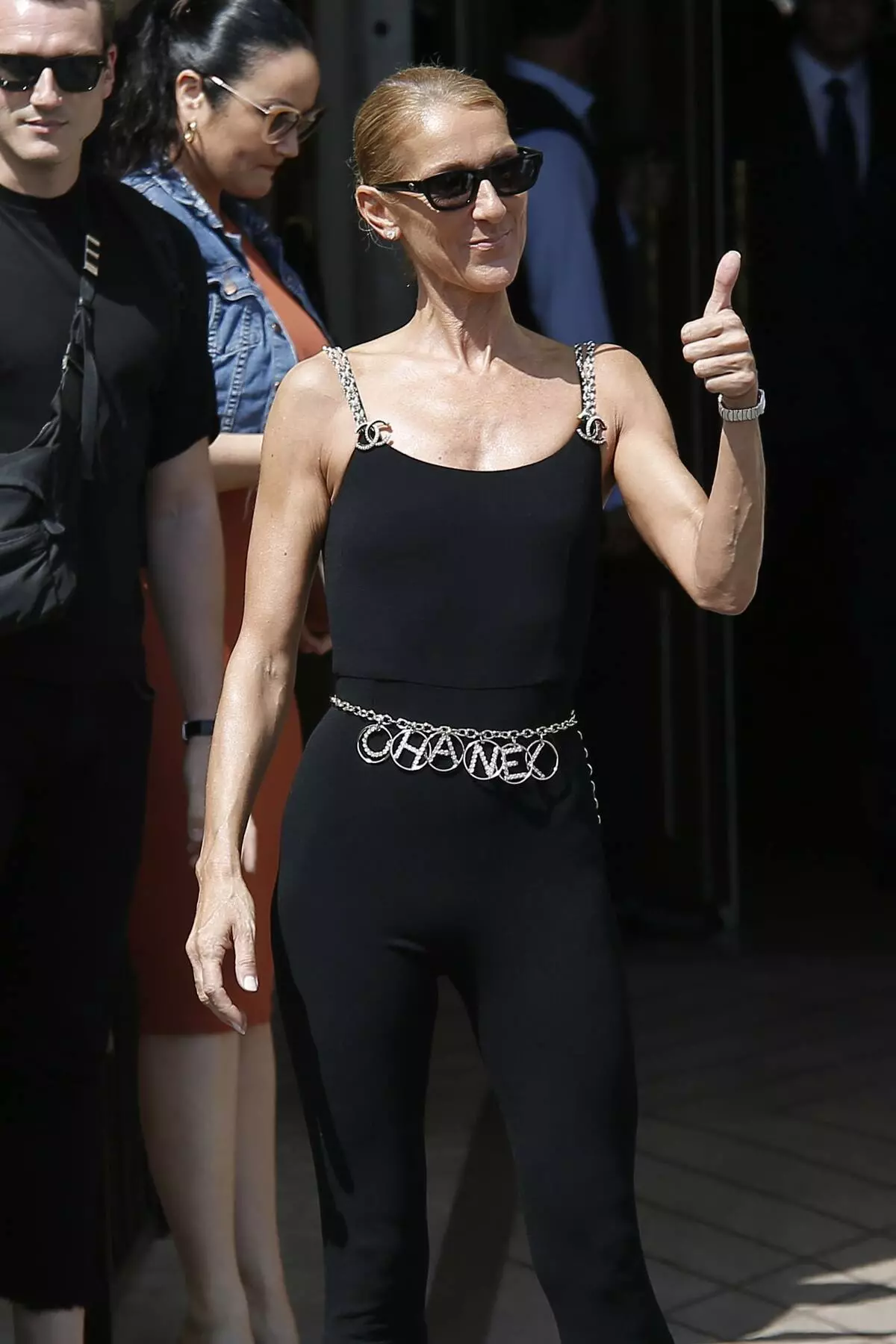 Photo: Embauching, mais heureuse Céline Dion à Paris 128419_9