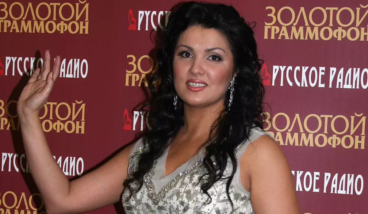 "Kia bela lampshade!": Fanoj ridindigis Anna Netrebko por batanta ĉapelo