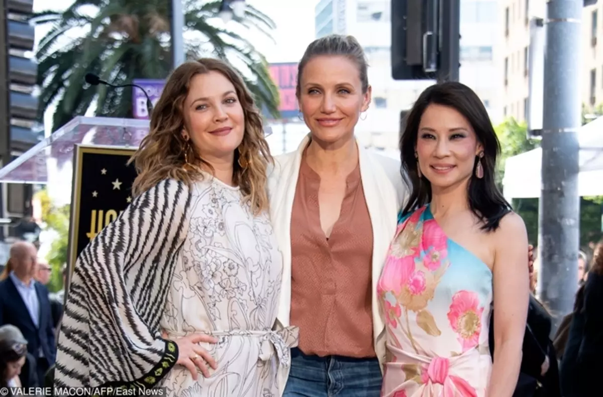 Charlie Angels versammelt: Cameron Diaz and Draw Barrymore ënnerstëtzt Lucy Lew op Aleea Herrlechkeet