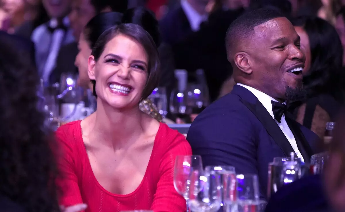 Jamie Fox က Katie Holmes နှင့်ခွဲခွာပြီးနောက်သူ၏ကိုယ်ပိုင်ဘဝကိုလှူဒါန်းခဲ့သည်