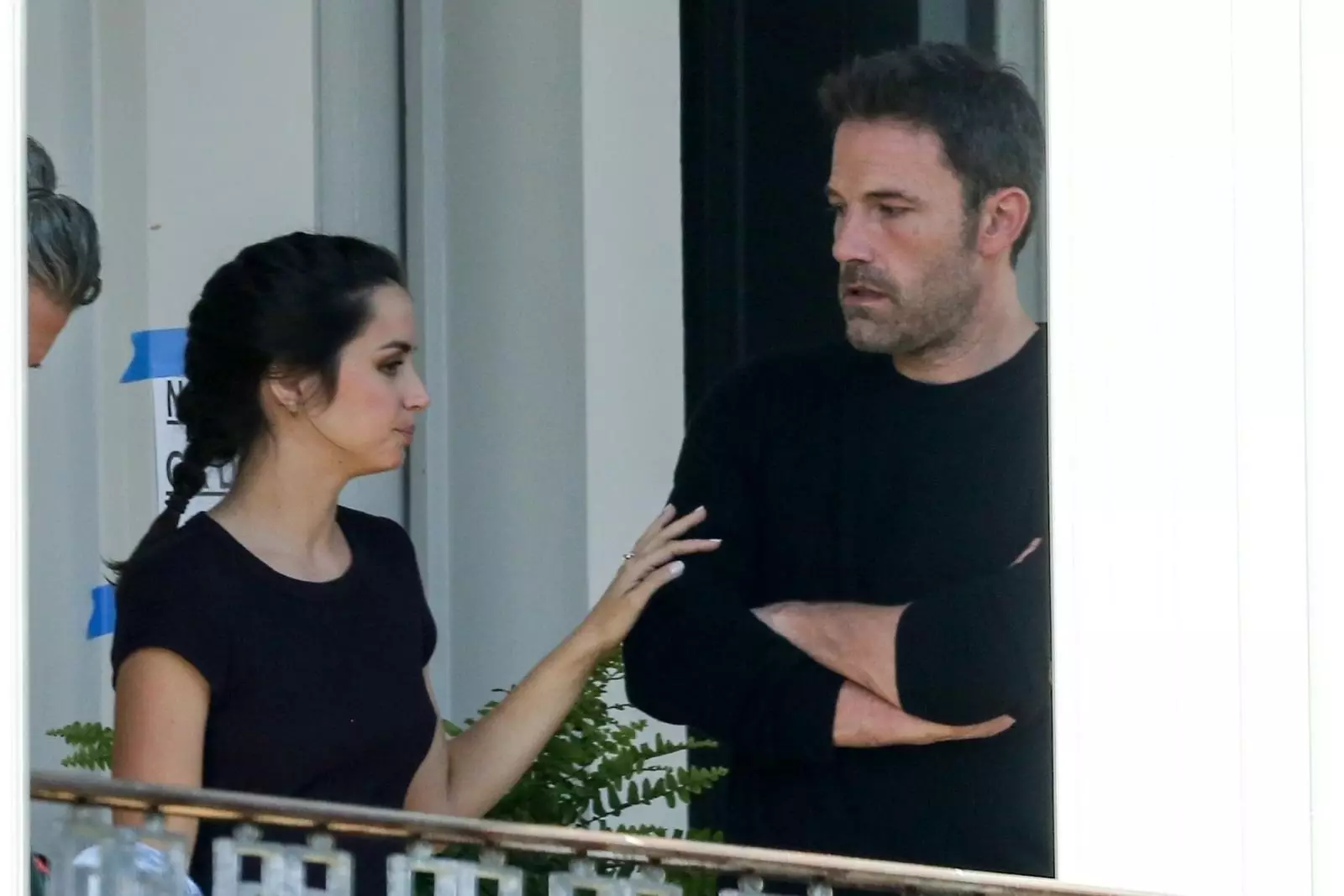 Ana de Armaas intrigued a luxurious ring with a diamond after rumors about a break with Ben Affleck 129246_1