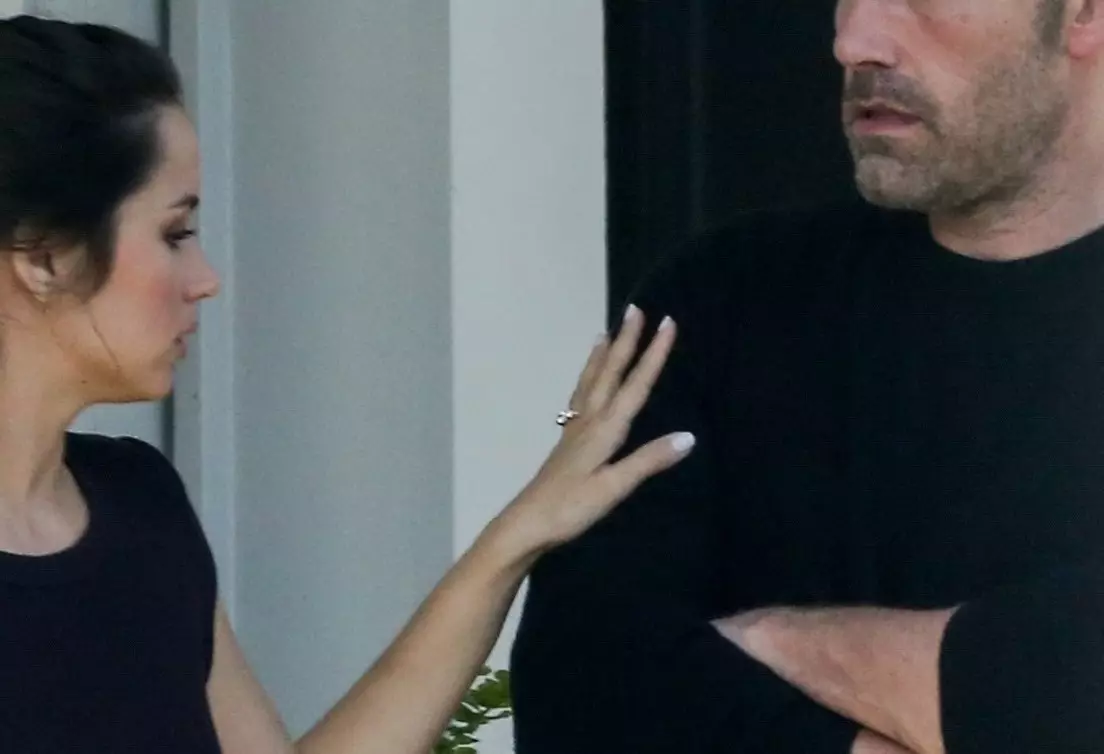 Ana de Armaas intrigued a luxurious ring with a diamond after rumors about a break with Ben Affleck 129246_2