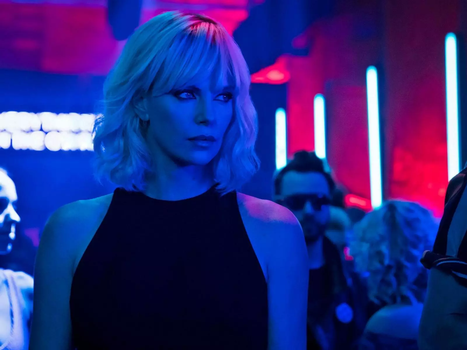 Charlize Theron komparus kun Keanu Rivz en la John Whitch Crossover kaj 