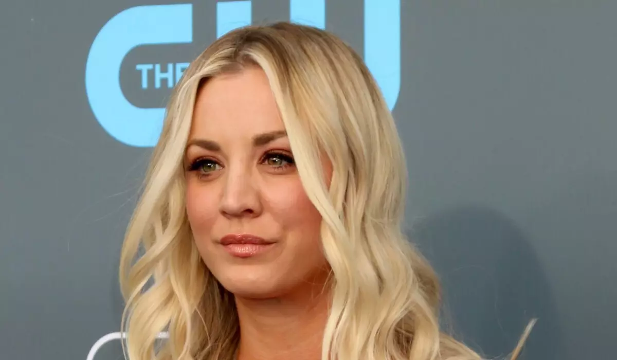 "Maintenant c'est Penny": Kayley Coco a conquis des fans avec une robe pour le "Golden Globe"