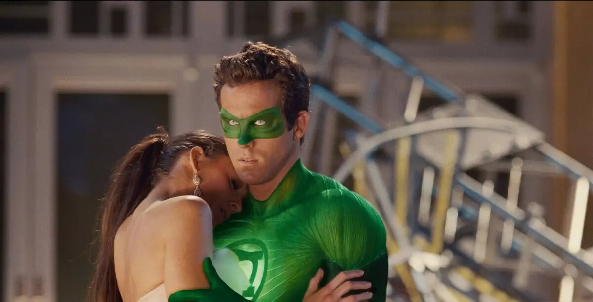 Gitambagan ni Ryan Reynolds nga dili magtan-aw sa "Green Lantern" bisan sa 99 sentimos