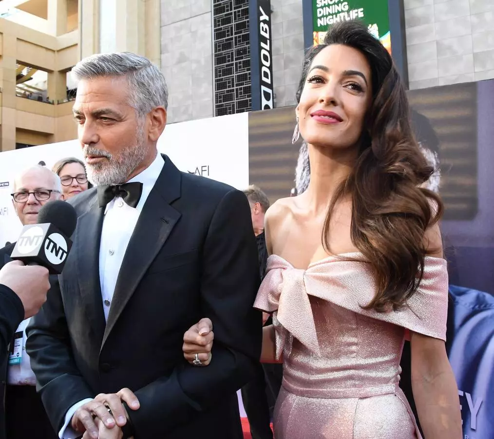 Fanjakan'ny fianakaviana: Amal Clooney miaraka amin'ny ankizy dia avy ao an-tranon'i George