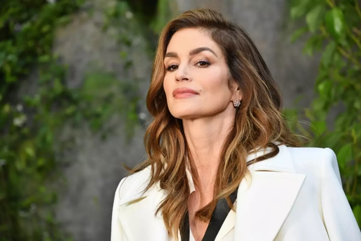 Cindy Crawford menjelaskan mengapa terus difilmkan dalam pemotretan candid