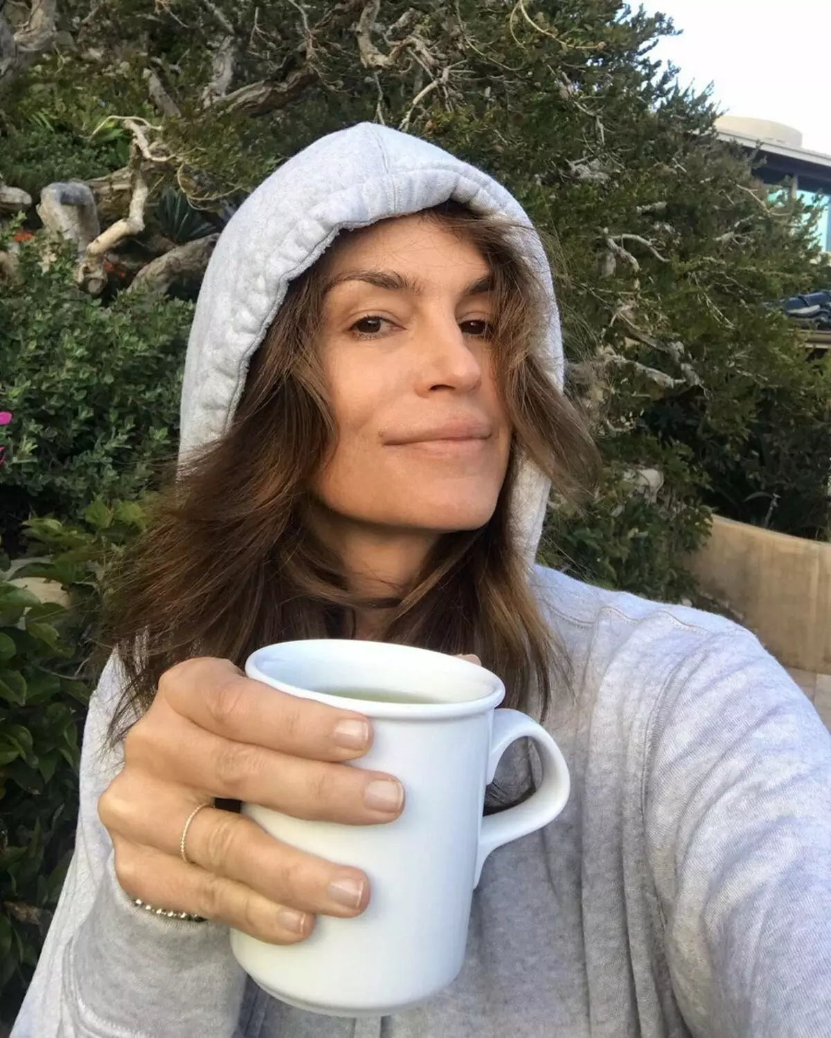 Cindy Crawford menjelaskan mengapa terus difilemkan dalam pucuk foto terang 131225_1