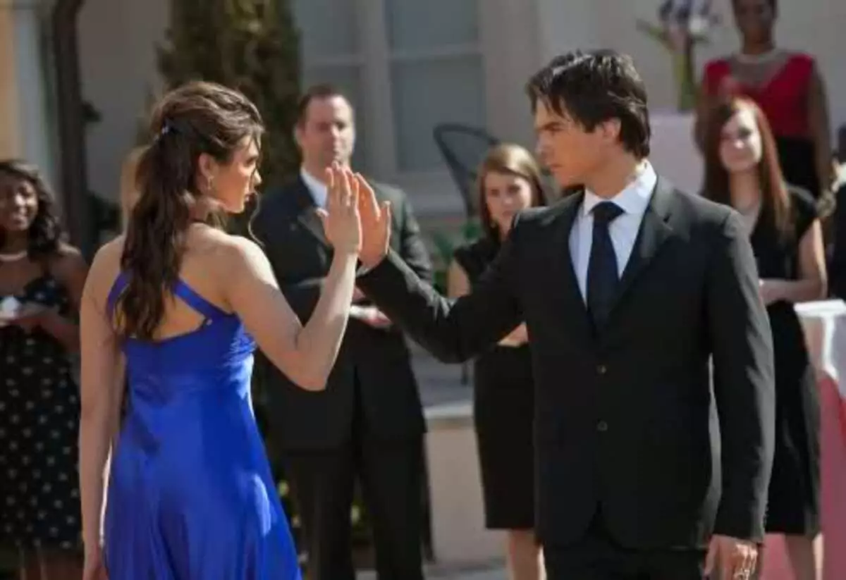 Vampire Diaries: Elena anivèsè nesans, Uninvited envite ak misterye kado Damon