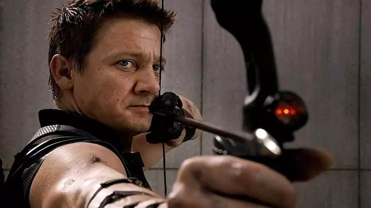 Jeremy Renner menunjukkan bagaimana dia mengeluarkan keterampilan memanah di rumah