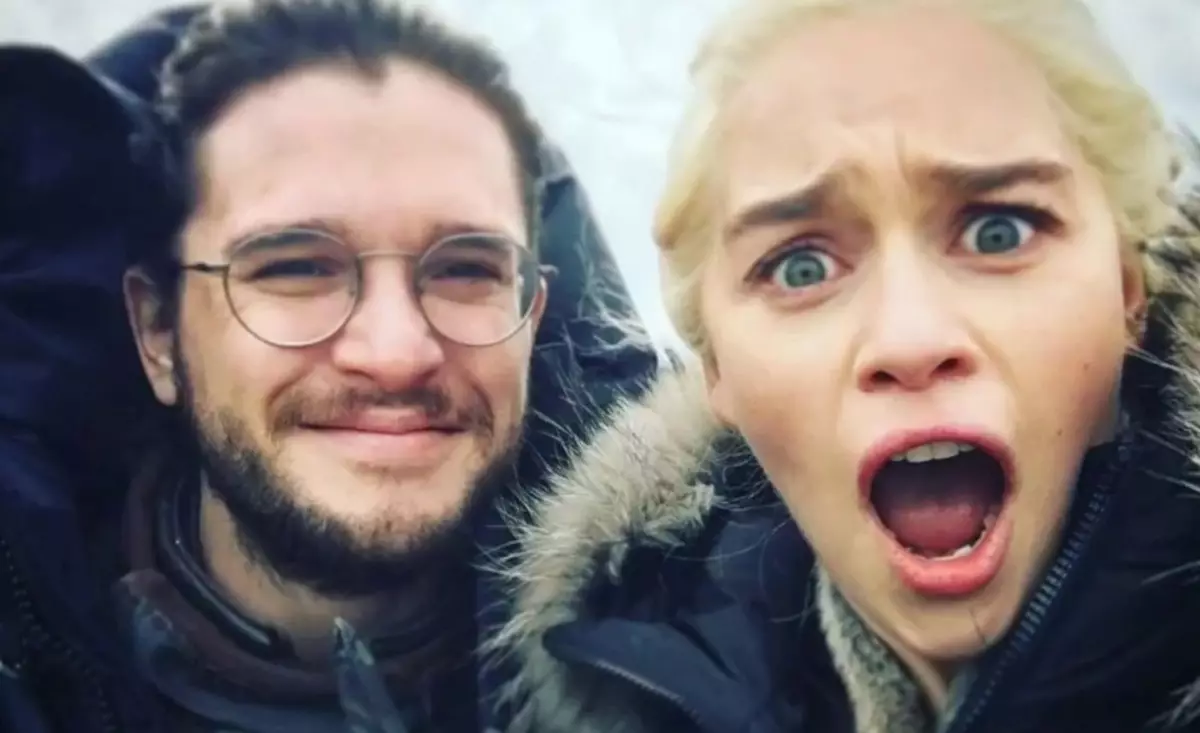 Video: Emilia Clark viste skytingsområdet i den 8. sesongen av The Games of the Thrones