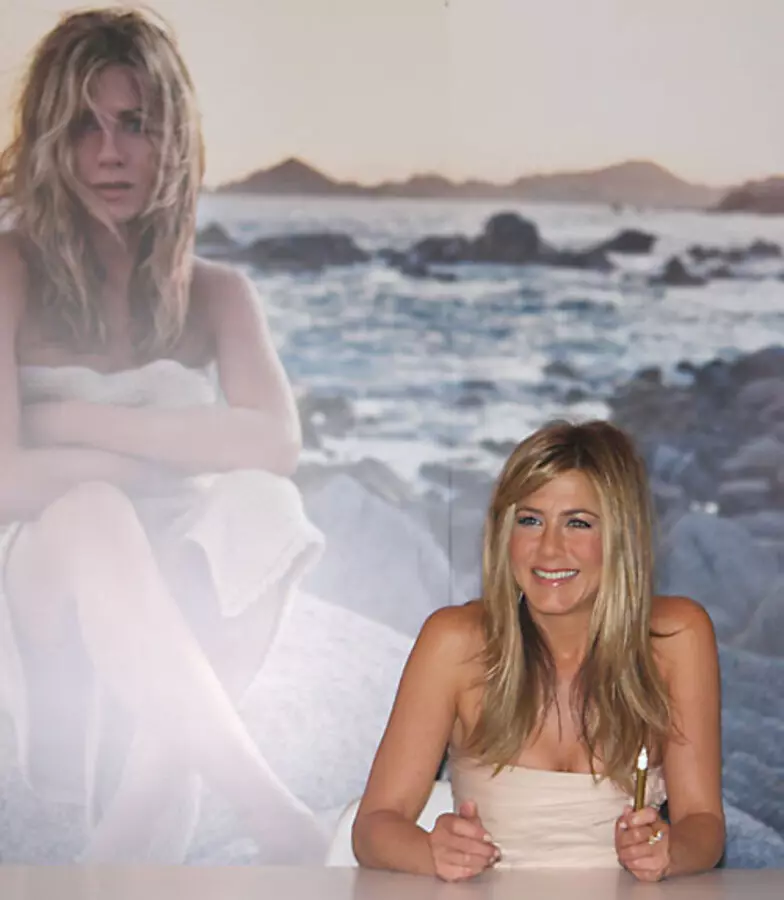 Vogue: ექსკლუზიური ინტერვიუ Jennifer Aniston ლონდონში