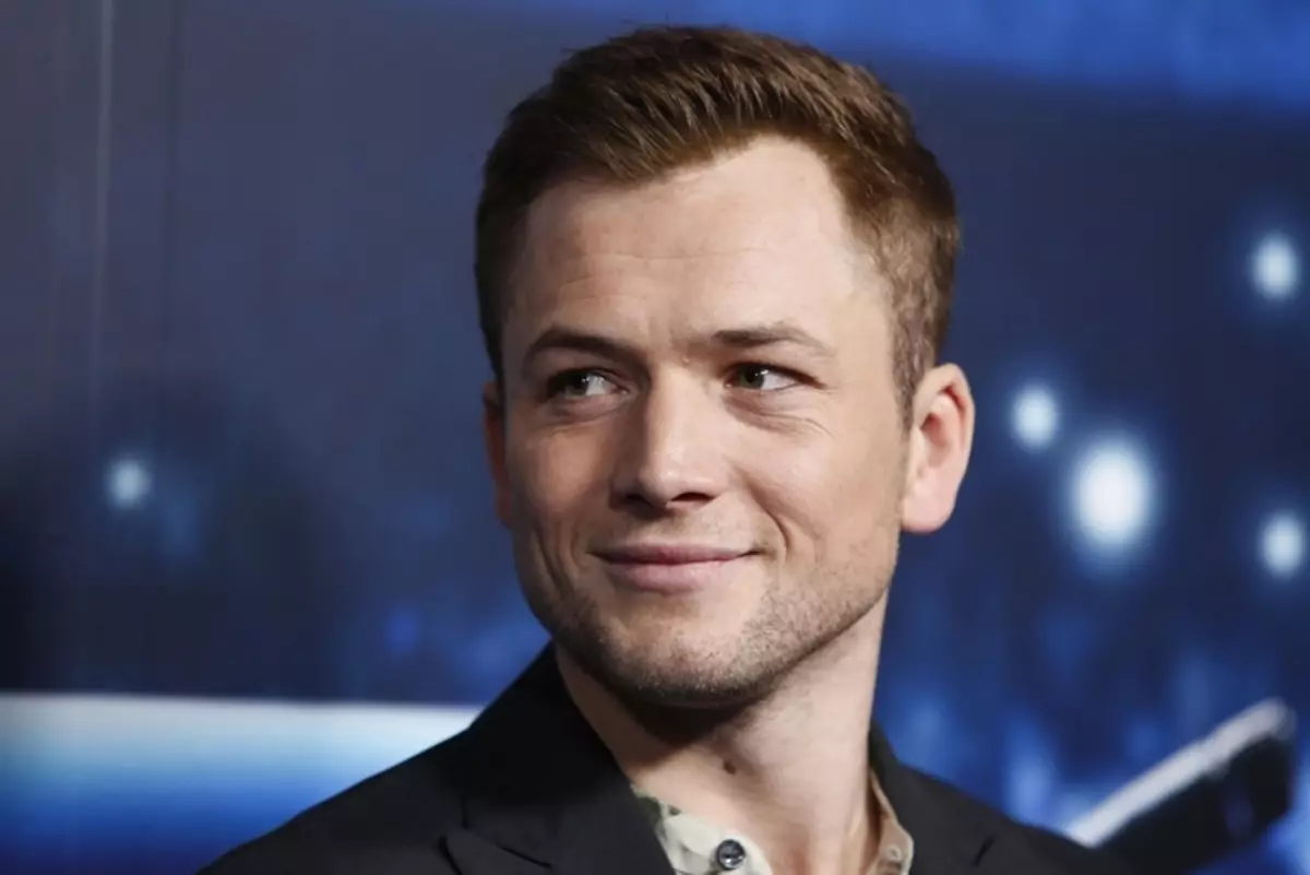 Taron Edgtonton Para penggemar Taron Edgrton, sing bakal dipérang dadi "Rocketman": "Lan aku ora katon kaya Hugh Jackman"