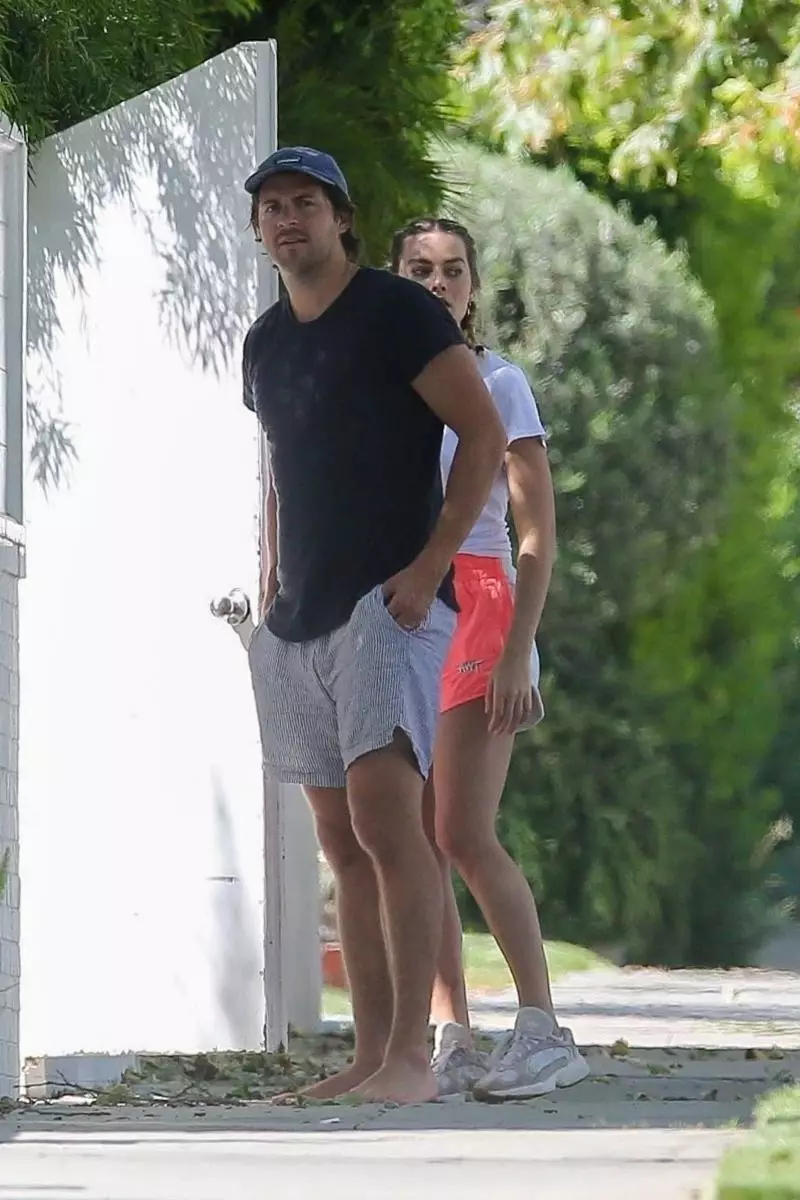 の写真：ロサンゼルスの彼女の夫と散歩にマーゴロビー 136387_2