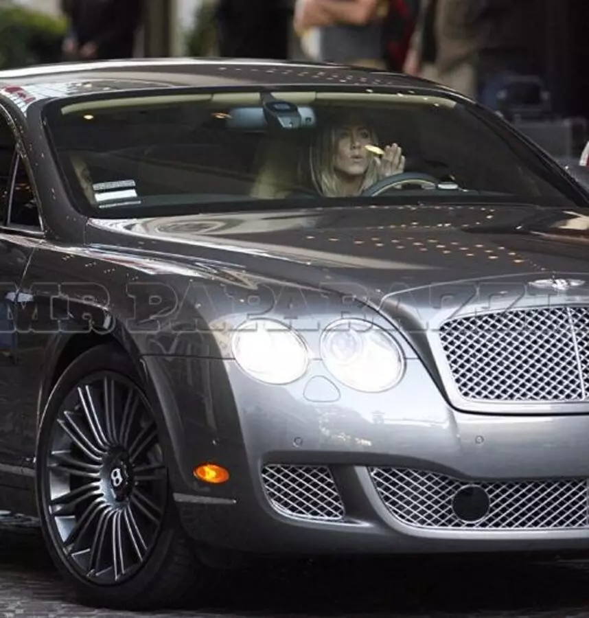 Jennifer Aniston kaj historio kun ŝia Bentley