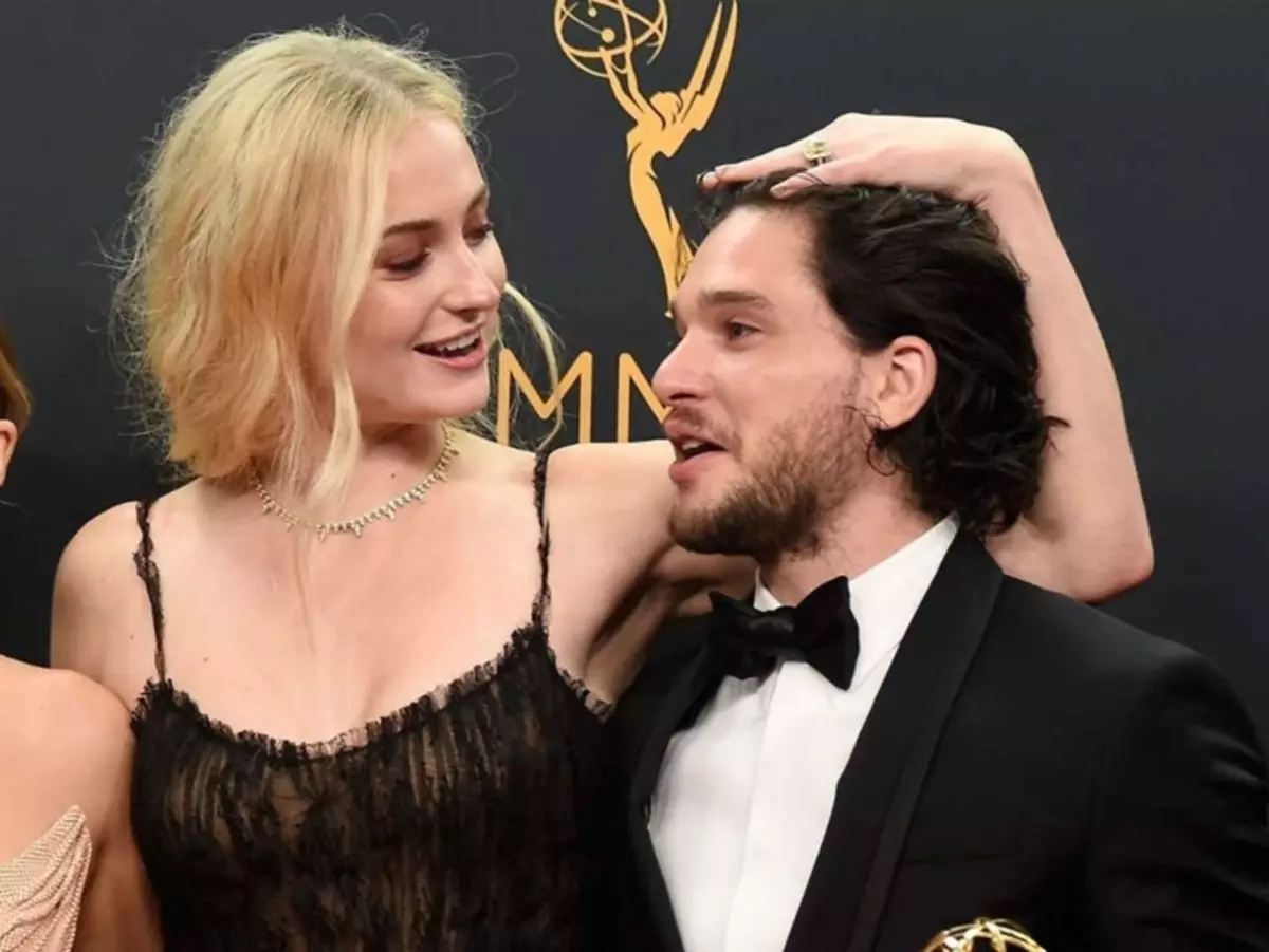 "Ker sem nizka": kit harington je moral nositi čevlje na visokih petah