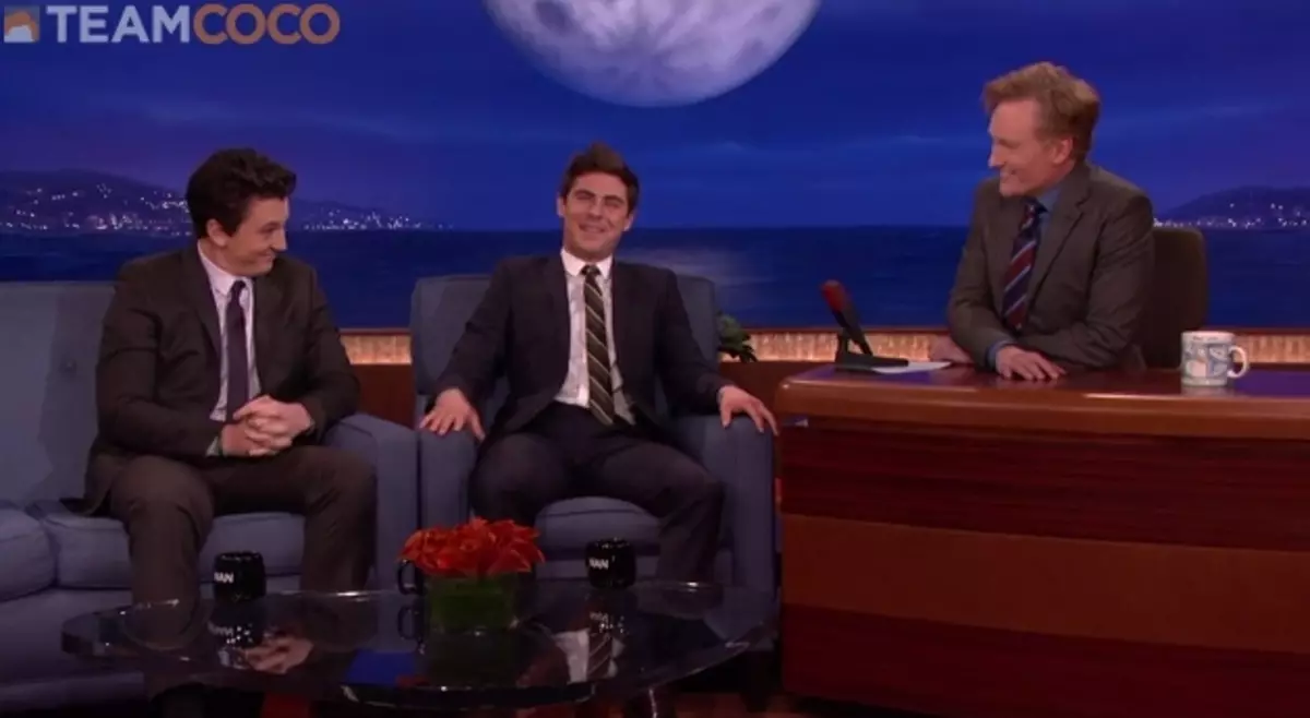 Zach Efron a Miles Teller na show Conan O'Brian