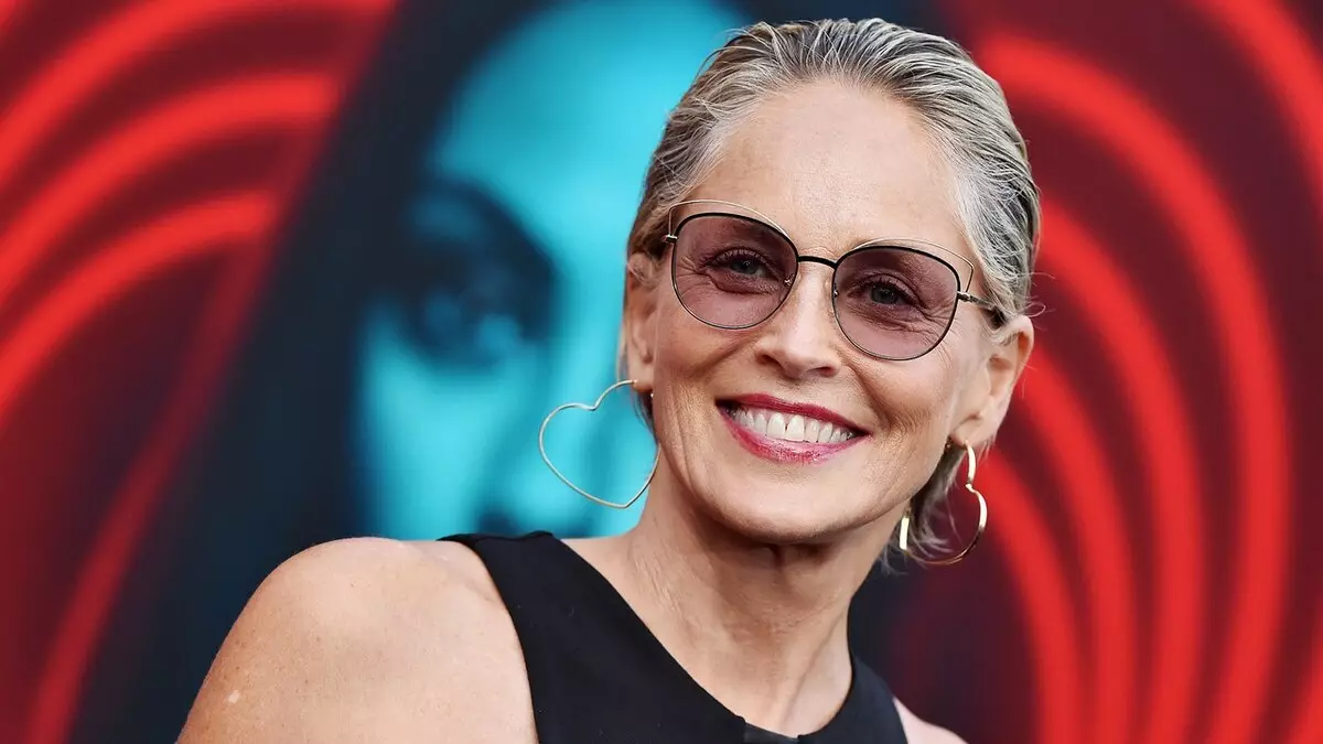 Sharon Stone disse a se proteger de saqueadores e manifestantes