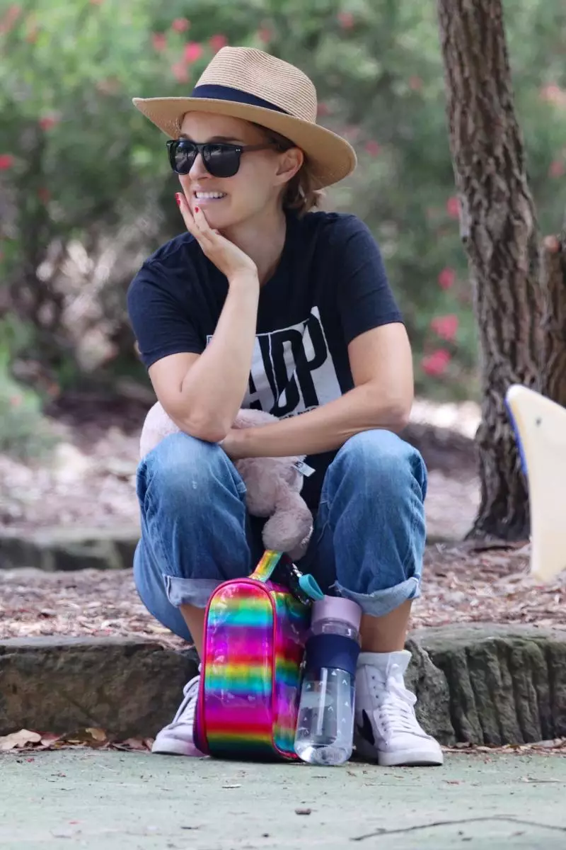 罕見的照片：Natalie Portman與一個三歲的女兒倒入狗仔隊的鏡片 140938_1