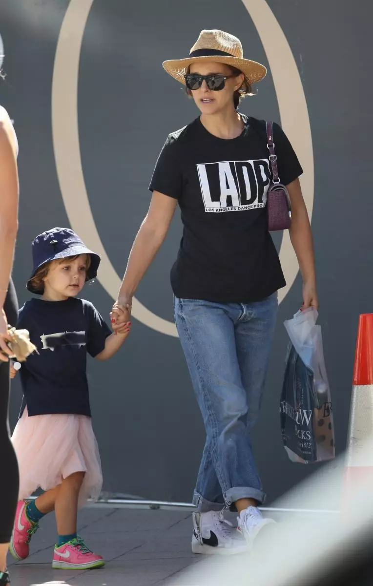 罕見的照片：Natalie Portman與一個三歲的女兒倒入狗仔隊的鏡片 140938_2
