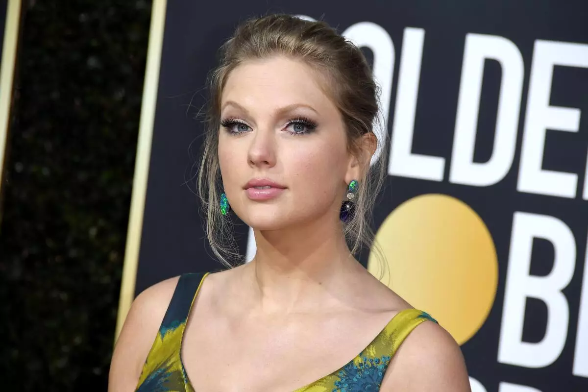 Taylor Swift impresis adorantojn en urso kostumo: "Adiaŭ, 2020"