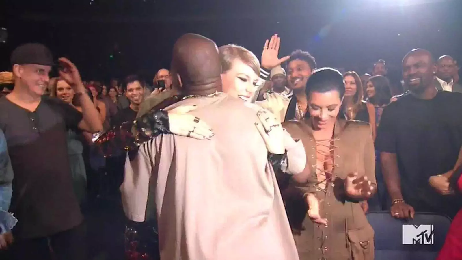 Taylor Swift menuduh Kanye West dalam Duplicity dengan penutup batu rolling 141541_4