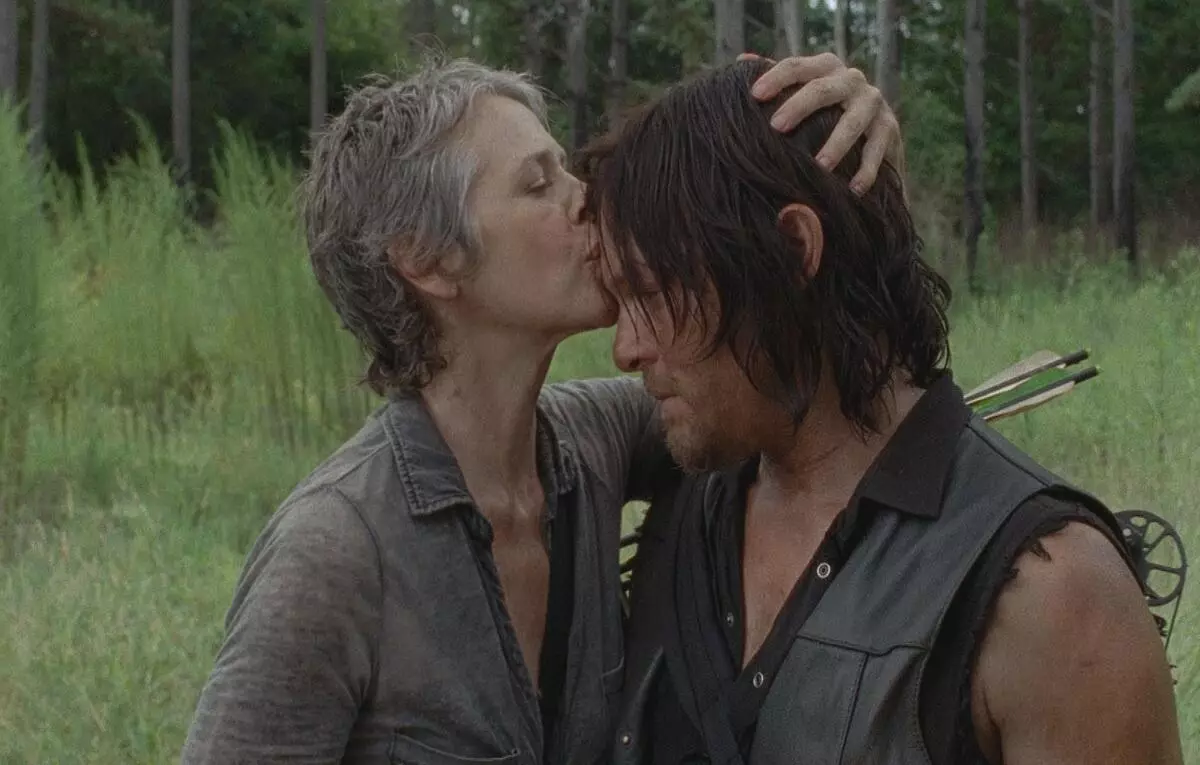 Showranner "Walking the Dead" เกี่ยวกับ Daril และ Carol ในฤดูกาลที่ 10: "พวกเขาเป็นวิญญาณที่เกี่ยวข้อง"