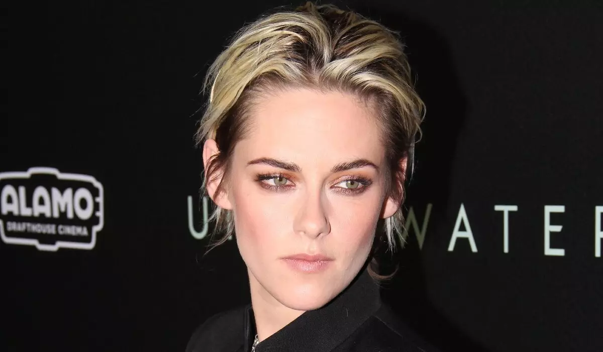 "Kristen Stewart" džiaugiasi, kad įkvepia gėjų gerbėjus atvirukai: "Nieko verčia mane laimėti"