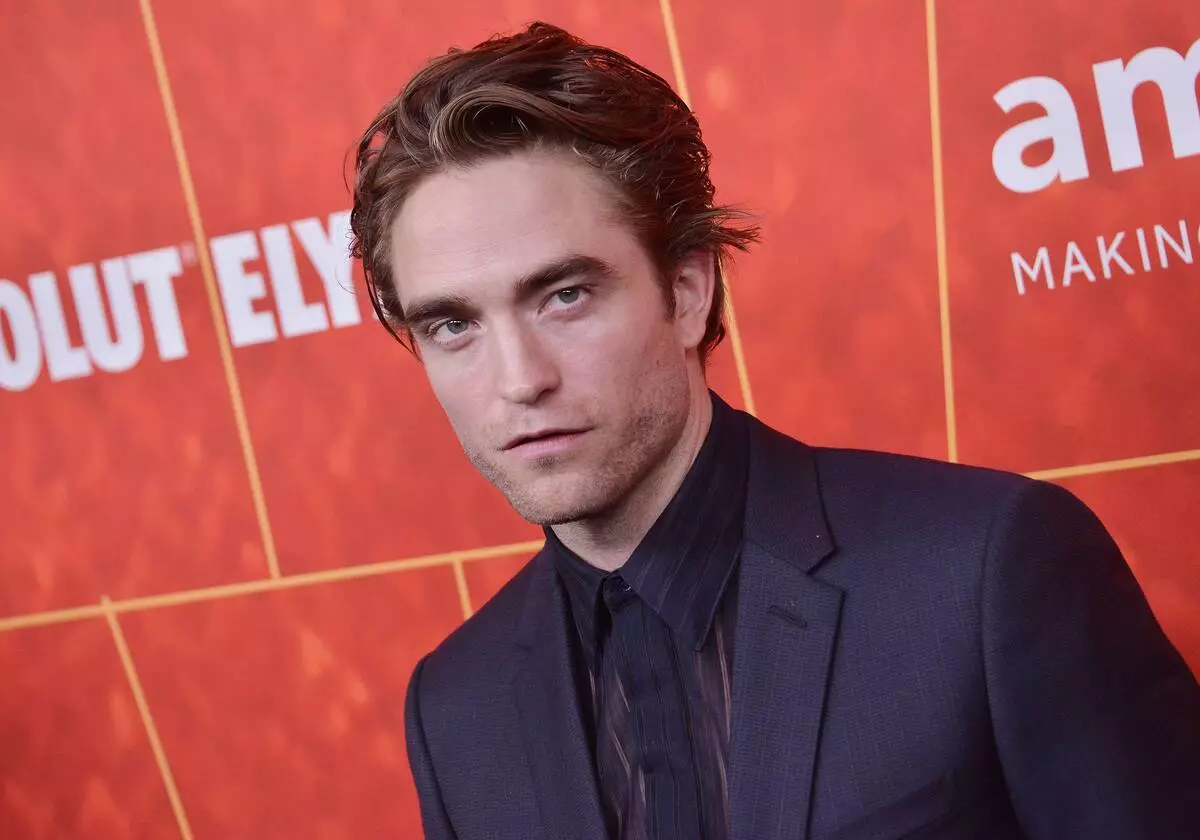 Ukuchukumisa: URobert Pattinson wathumela izipho kwi-MATAL "BABOM", ukubandezeleka kwi-autism