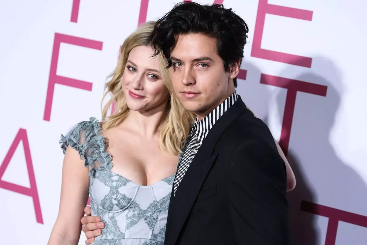 Insider garantiu os fãs de "Riverdale", que Lily Reinhart e Cole em Apres estarão novamente juntos