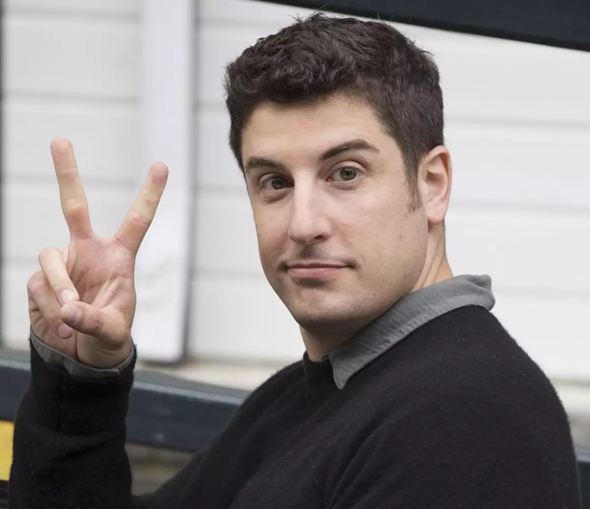 Ymddiheurodd Jason Biggs i'r "Malaysian Airlines"