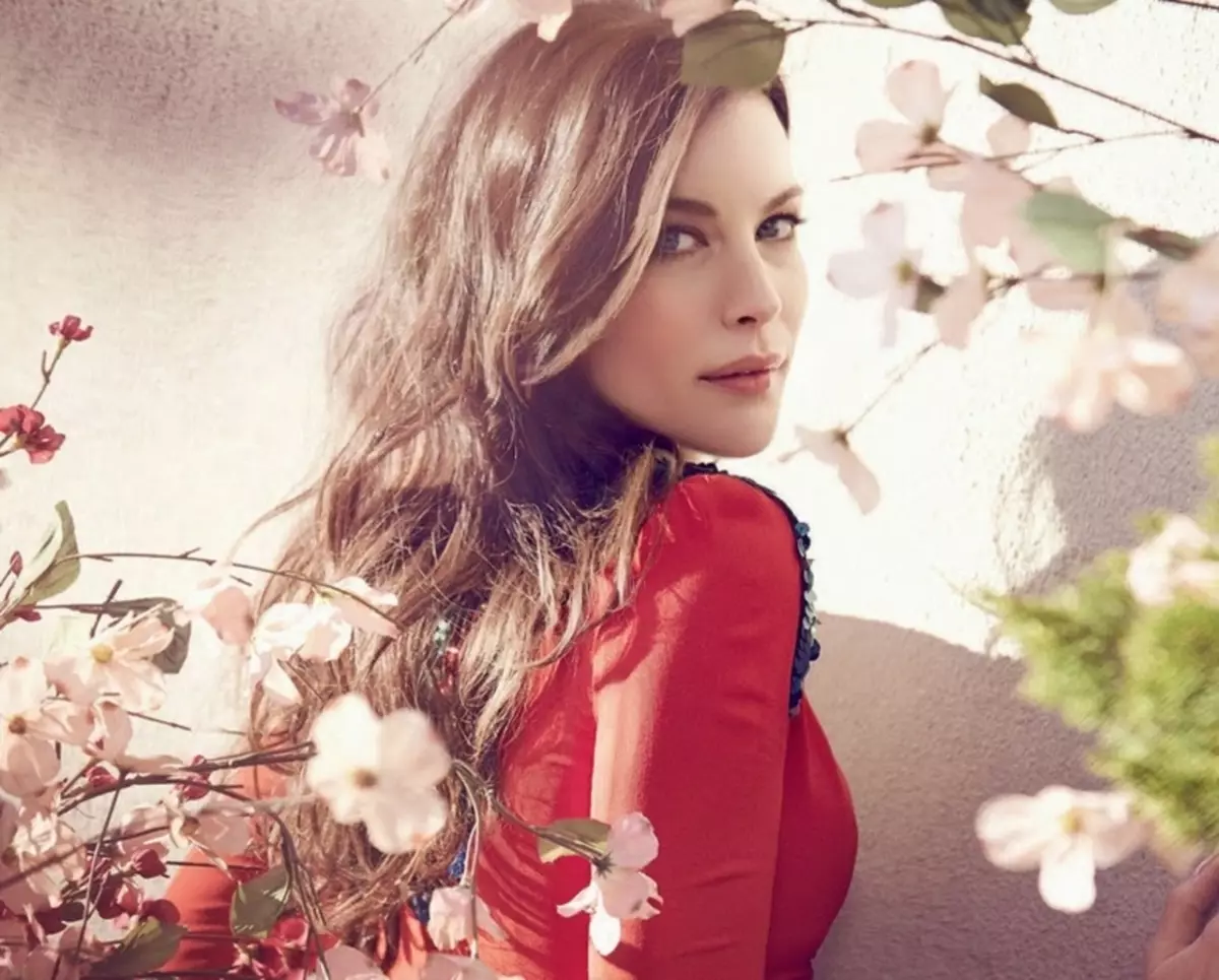 Liv Tyler i den röda United Kingdom Magazine. Juli 2014.