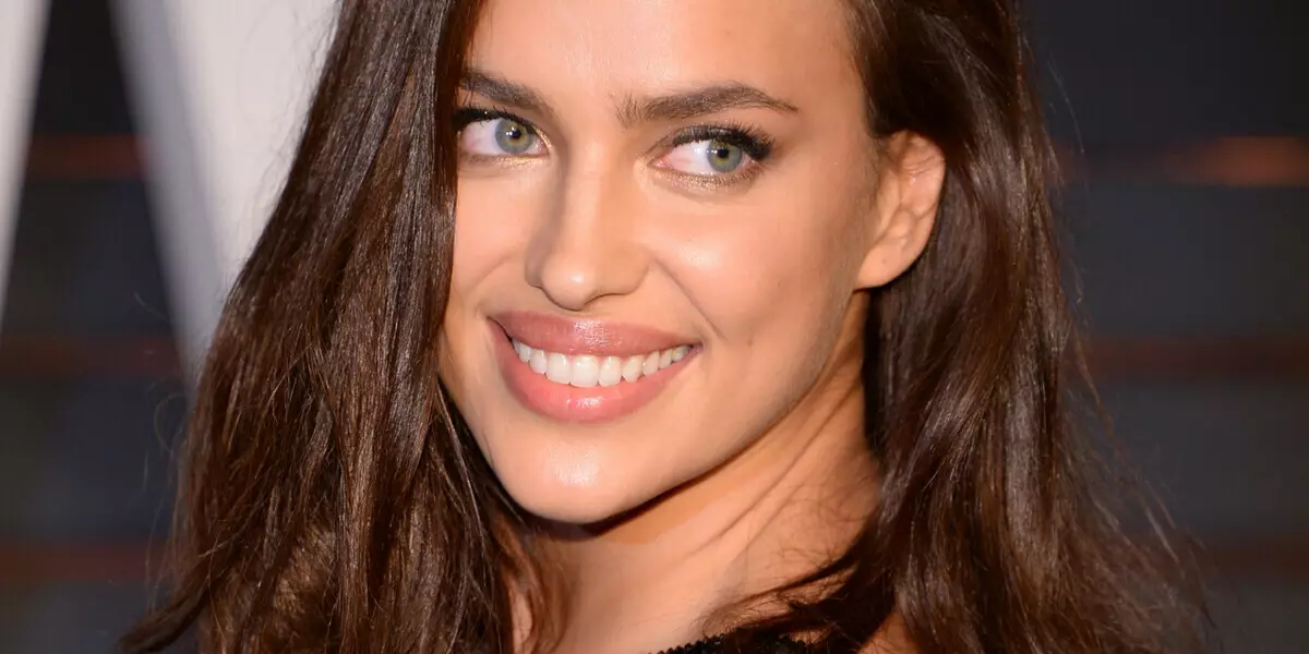 Modèl Irina Shayk joue nan Montre nan Seri konférans