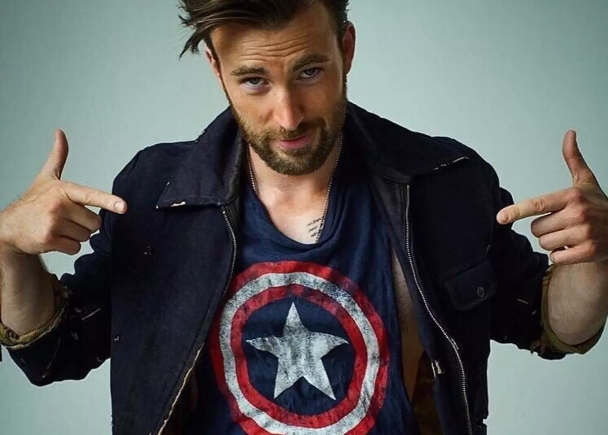 "Capitan America" ​​Chris Evans ha parlato dei suoi complessi in pietra rotolante