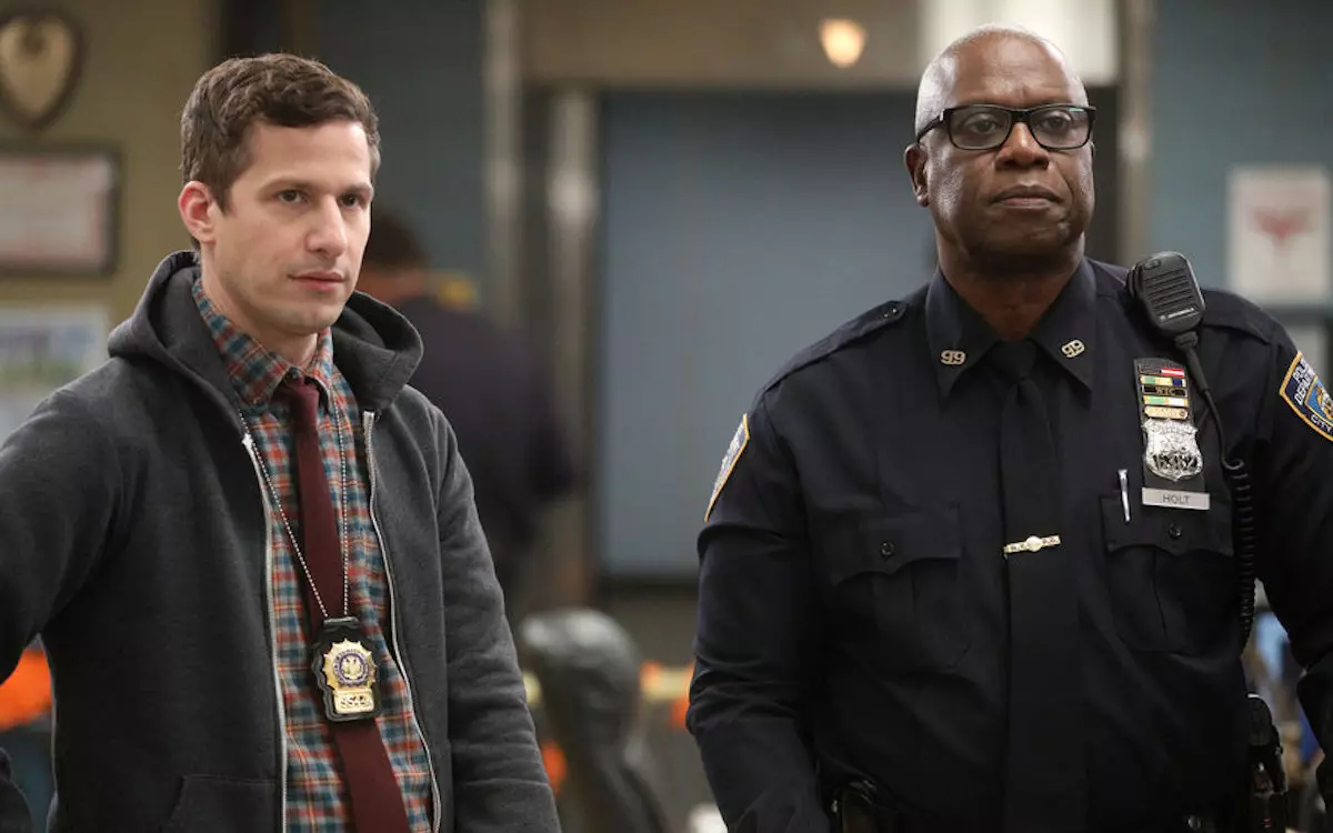 "Iyi ni ingingo igoye cyane": Brooklyn 9-9 Inyenyeri yavuze ku kurasa igihe cya 8 cya Polisi Sitkom inyuma y'imyigaragambyo muri Amerika