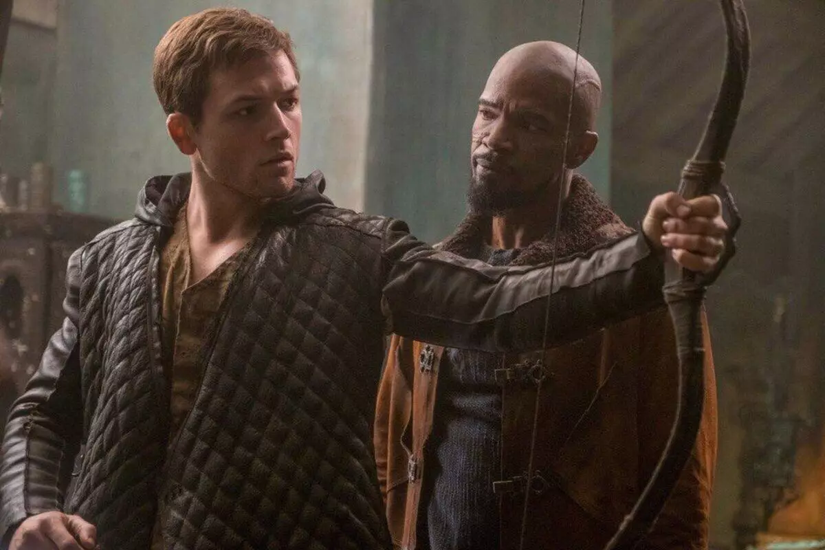 Den uhyrlige parodi på "Dark Knight": Kritikere er smadret "Robin Hood: Begyndende" med Taron Edgerton