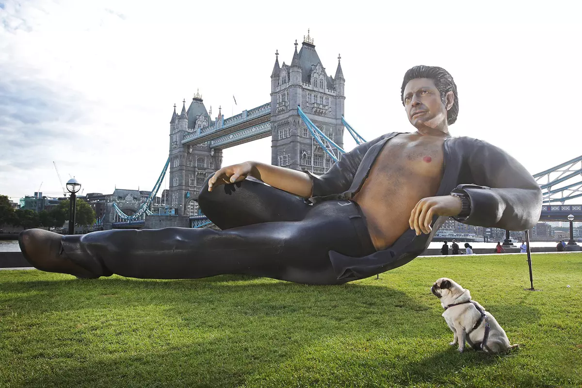 Óriás szobor Jeff Goldblum megjelent Londonban a "Jurassic Park" 25. évfordulója tiszteletére