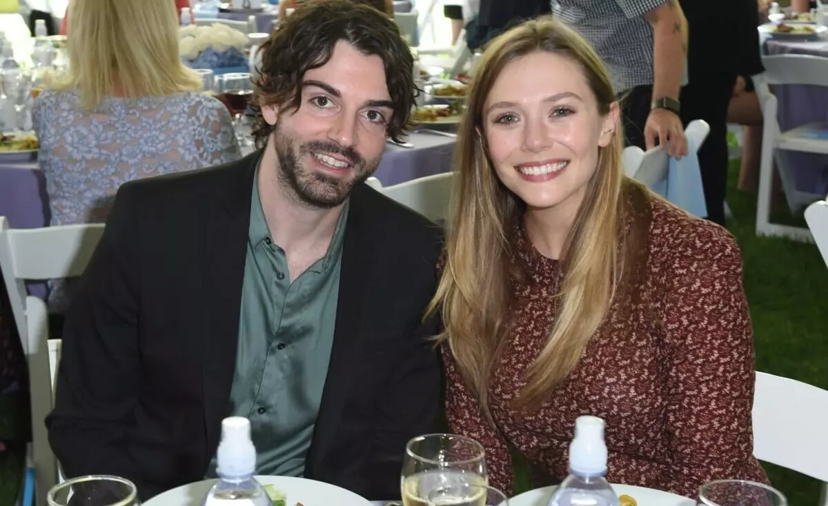 Elizabeth Olsen bangun dengan musisi Robbie Arnett