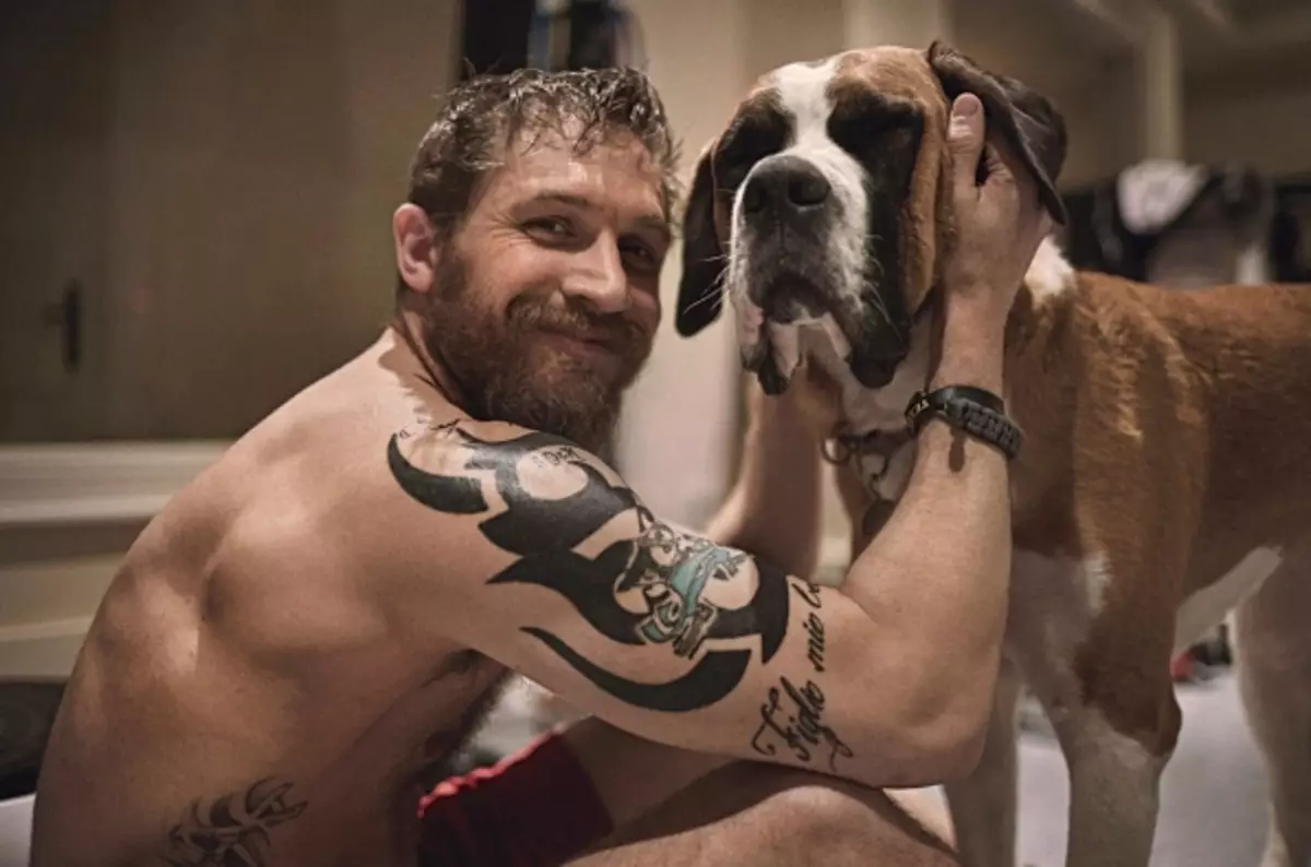 Tom Hardy sa mga detalye log. Mayo 2015.