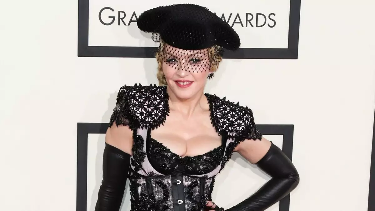 Ny zava-drehetra dia nitranga voalohany: Madonna, 62 taona dia naneho tatoazy ho fanomezam-boninahitra ny ankizy