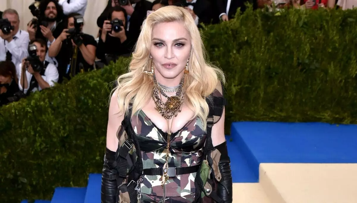 "Tidak ada yang terlihat bahagia": Madonna menarik perhatian video langka dengan anak-anak dan pacar