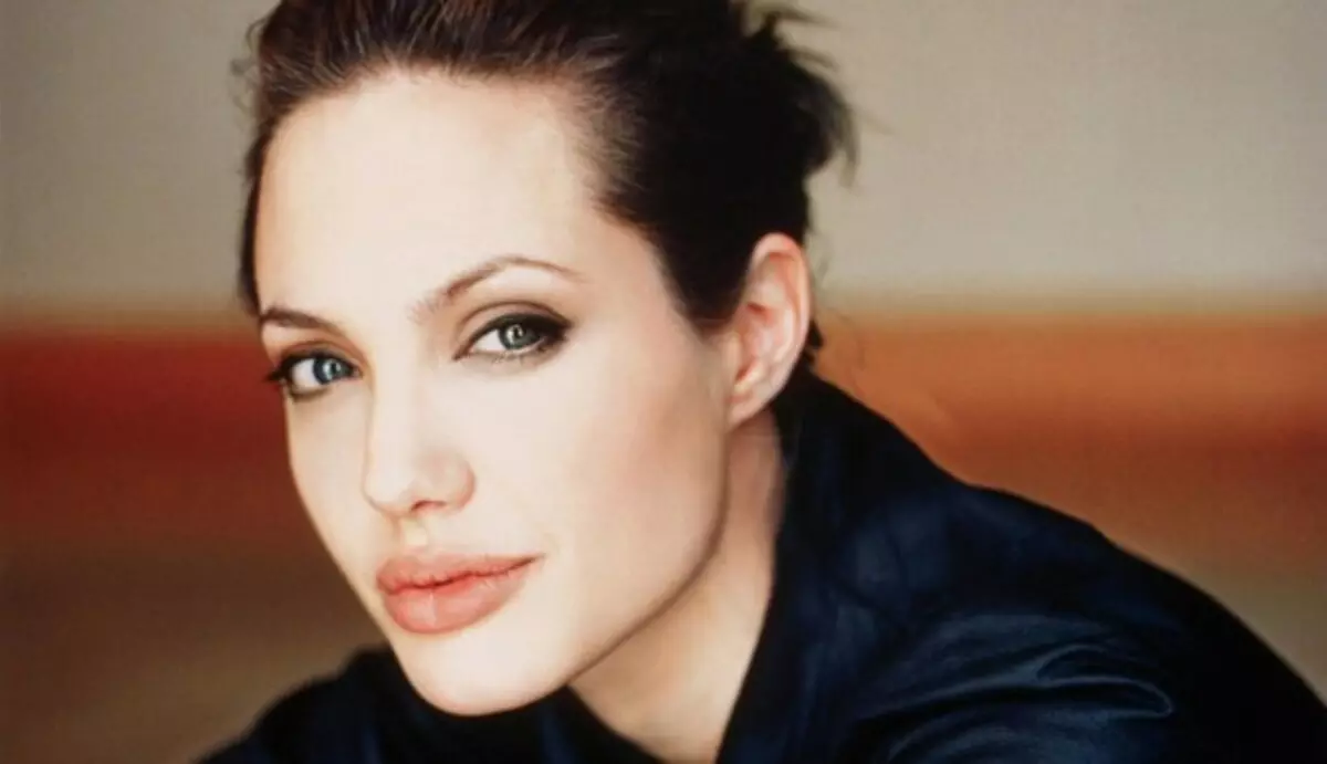 Ny vehivavy Bosnia dia miangavy ny hanala ny Ambasadaoron'ny Tranon-tsofina ao Angelina Jolie