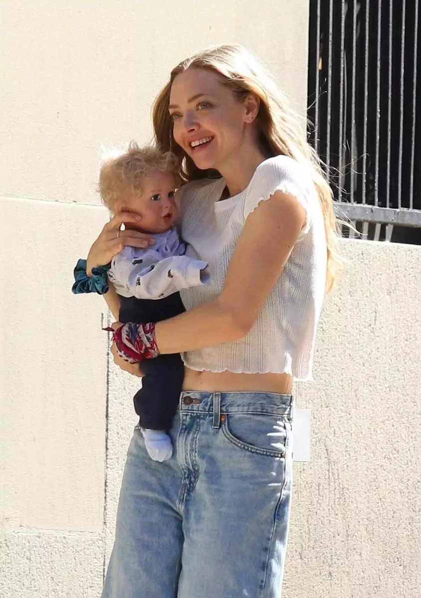 Foto: Amanda Seyfried fanget med et legetøjsbarn, der blev accepteret for hendes datter 151359_5