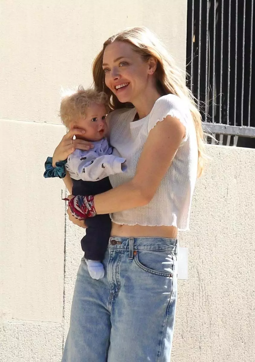 Foto: Amanda Seyfried pego com uma criança de brinquedo que foi aceita para sua filha 151359_5