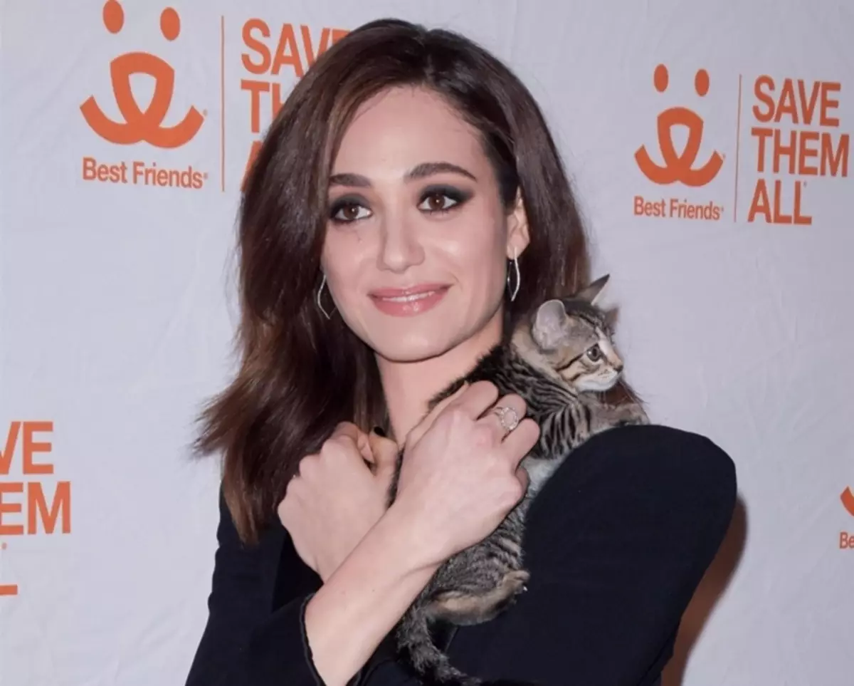 Fotoğraf: EMMY Rossum, Best Friends Hayvan Toplumunun Faydası Ödülü'ndeki Pit Bull ile Örtüsü ve Justin Tera ile