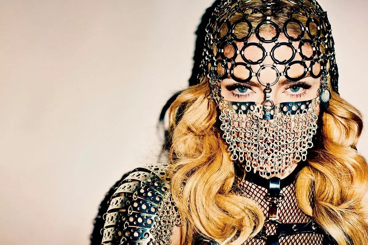 Harper'ın Bazaar dergisinde Madonna. Kasım 2013